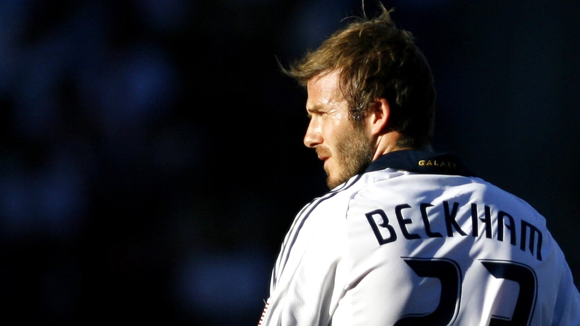 疫情后首次大规模国际足球比赛观众重返赛场，氛围火爆，因疫情影响足球比赛单场换人名额增至4人