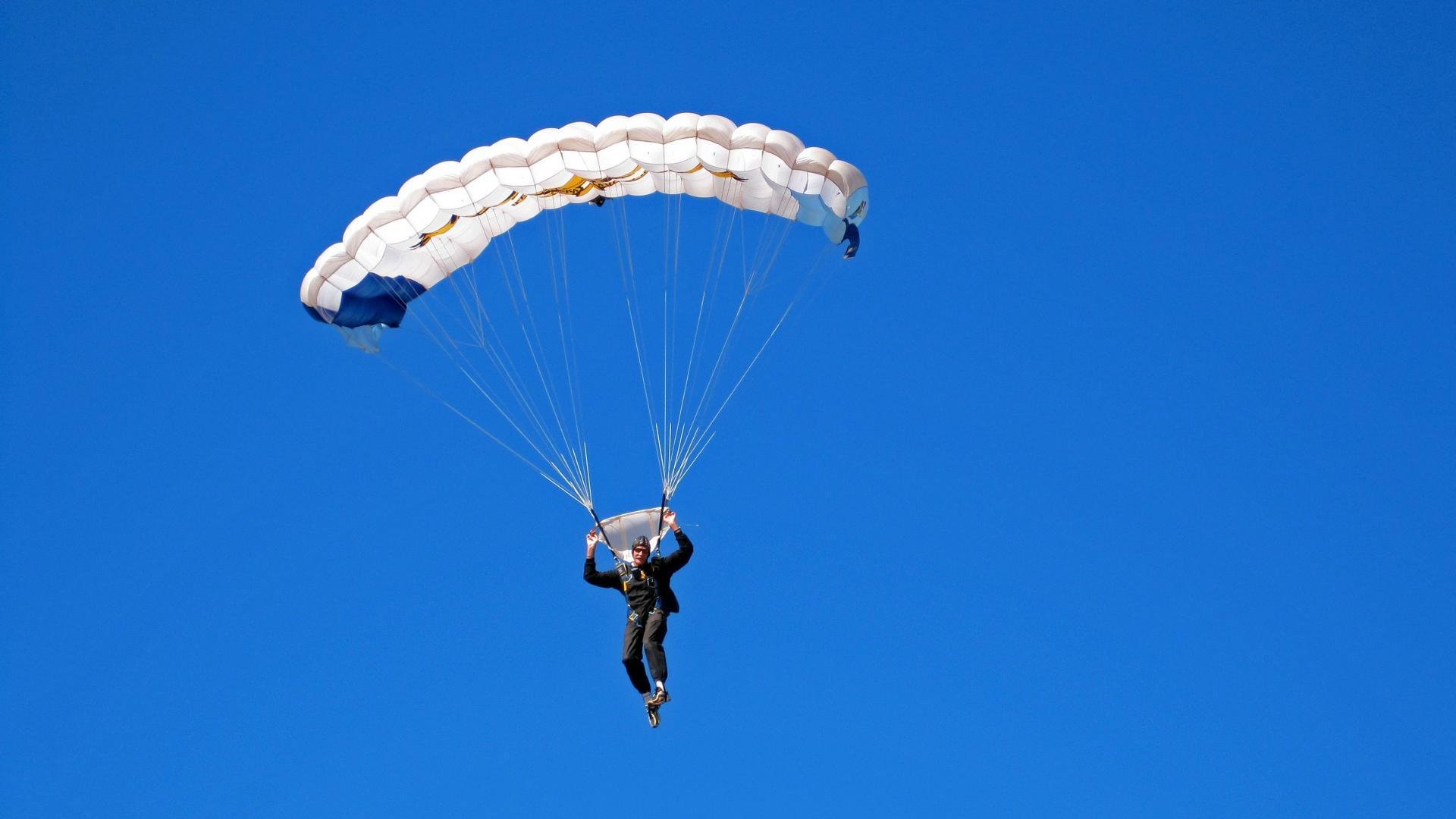 足球比赛中智能设备应用日益普及，提升观赛体验，足球训练智能设备